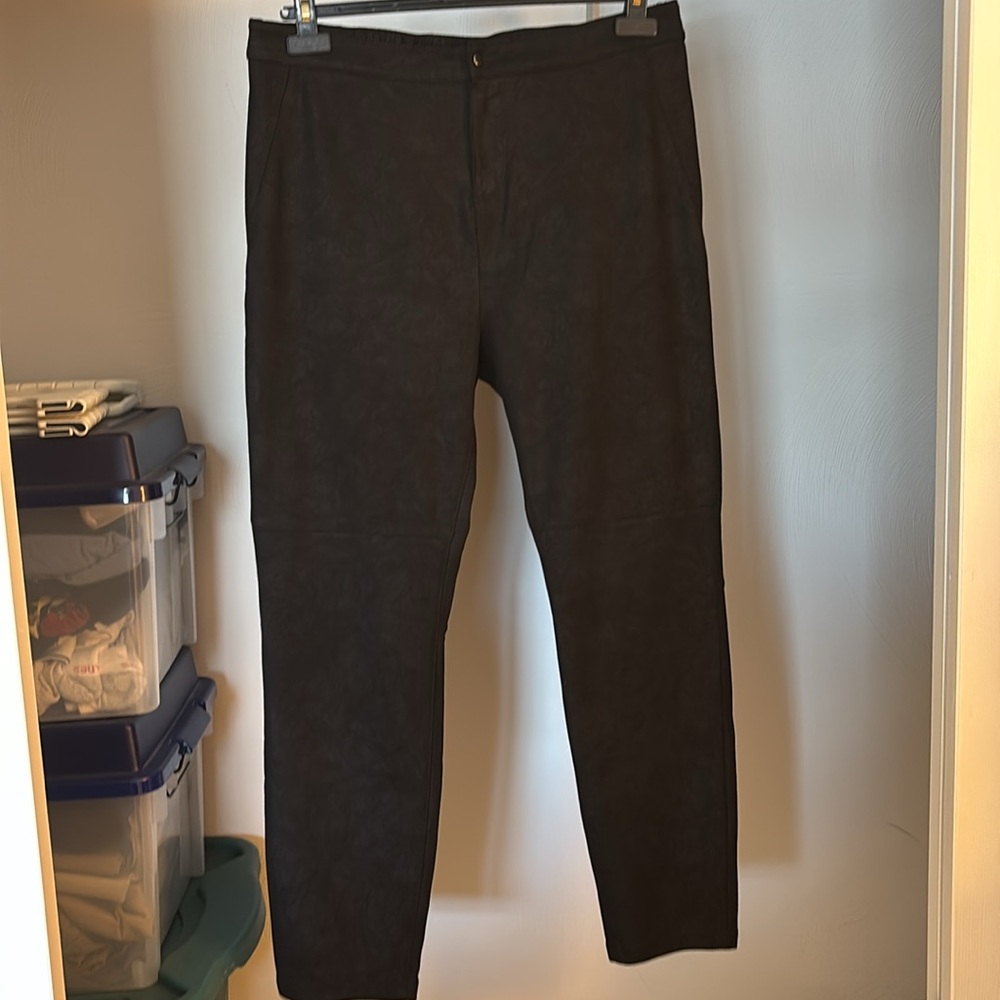 Black suede-like pants size L